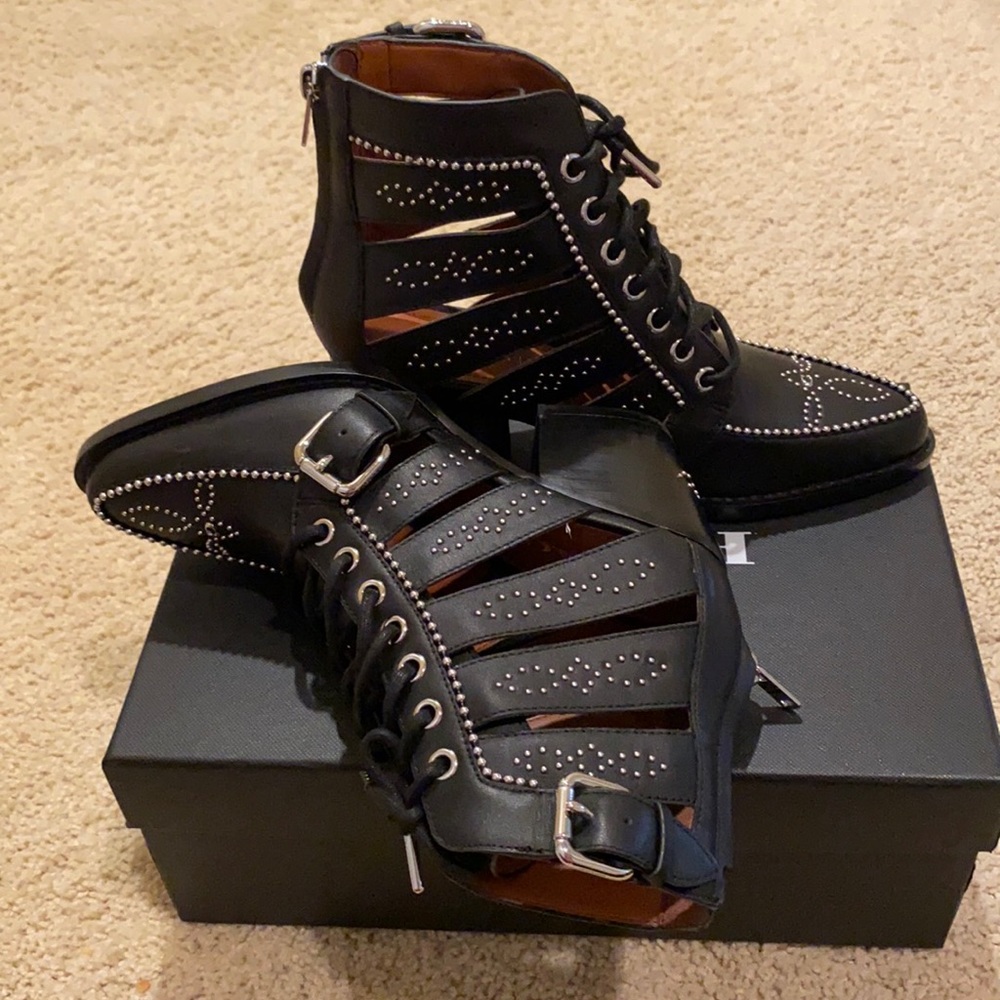 Shoes - Picture 4 of 9